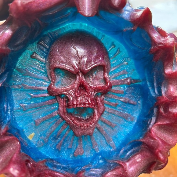 Resin skull ashtray 5” by 2” - edges decorated with skull heads- fun piece -new - Picture 2 of 7